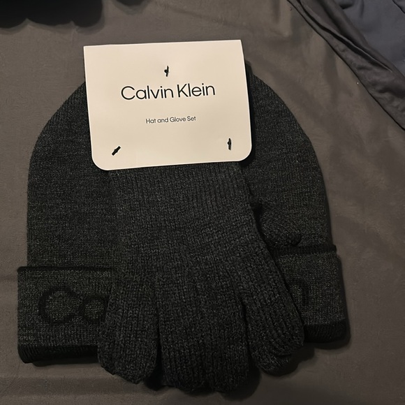 NWT Calvin Klein hat and glove set - Picture 5 of 5